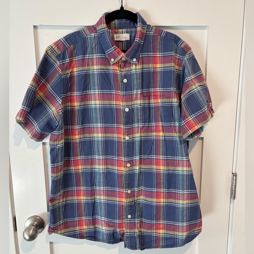 Gap Short Sleeved Button Down Shirt. Multicolor Plaid Print. Men’s Size Large